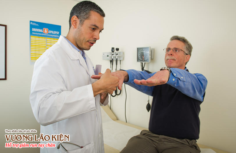 Khi có dấu hiệu bệnh Parkinson, bạn nên đi khám để được chẩn đoán chính xác